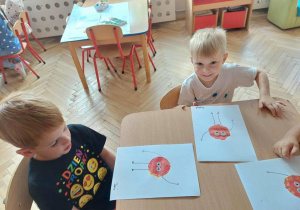 przedszkolaki wykonujące pracę plastyczną