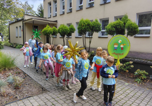 grupa przedszkolaków, budynek przedszkola