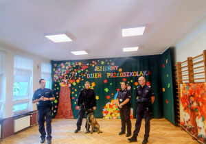 policjanci, pies policyjny, jesienne tło
