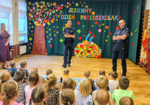 nauczycielka, policjanci, grupa przedszkolaków