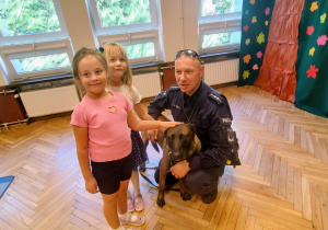 przedszkolaki, policjant, pies