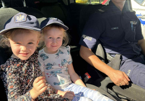 policjant, przedszkolaki w radiowozie