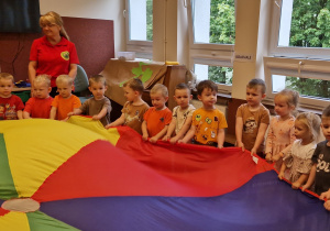 nauczycielka, przedszkolaki, chusta animacyjna