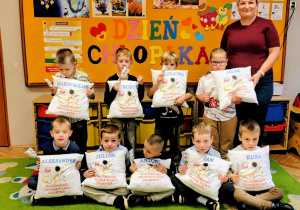 osoba dorosła, chłopcy z upominkami