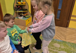 dziewczynka wręcza upominek