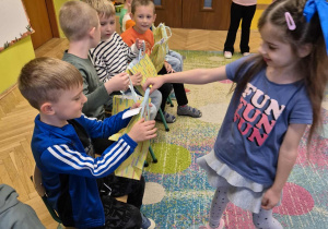 dziewczynka wręcza prezent