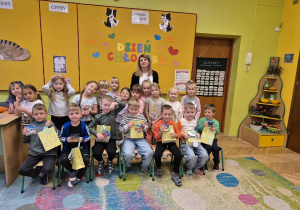 grupa dzieci, osoba dorosła