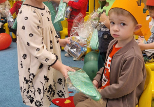 dziewczynka wręcza prezent