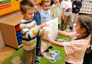 dziewczynka wręcza prezent