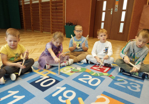 dzieci z pałeczkami drewnianymi w ręku