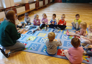 osoba dorosła, dzieci z instrumentami