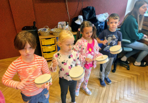 dzieci, gra na instrumentach