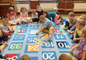 dzieci, chłopiec w środku koła