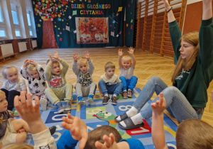 dzieci na dywanie, osoba dorosła